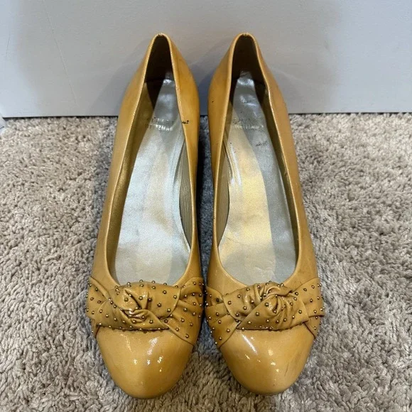 Stuart Weitzman Shoes Womens Size 10 Yellow Studded Bow Wedge Pumps JW73513 - Picture 2 of 9